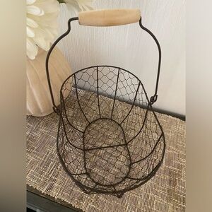 LARGE WIRE WOVEN BASKET WITH HANDLE